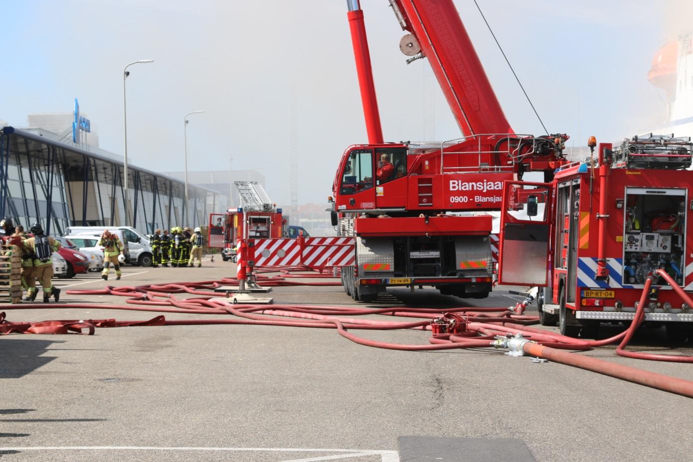 Kraan van Blansjaar bezig met spullen van dek te halen en later luiken te sluiten foto rond 10:30 uur 10:20 OVD vraagt om Cobra-coldcutter 10:22 RAC VRH belt met MK VRR over alarmeren Cobra-team