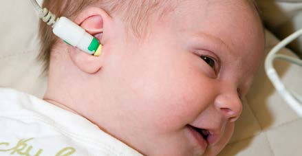 Gehoorscreening bij pasgeborenen Waarom de gehoortest? In de eerste maand na de geboorte krijgt uw baby een gehoortest. Met deze test wordt gemeten of uw baby goed genoeg hoort om te leren praten.