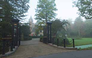 aan de natuur. Rechts boven: Daan van der Have, een van de eigenaren. Boven: De entree van Dordwijk. Rechts: Folly. Een wethouder grapte of Van der Have niet in het al vervallen huis wilde trekken.