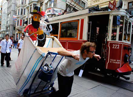 München Brechter, die van start ging als straatartiest, is vooral bekend vanwege zijn installaties in urbane omgevingen en om zijn favoriete materiaal: plastic.