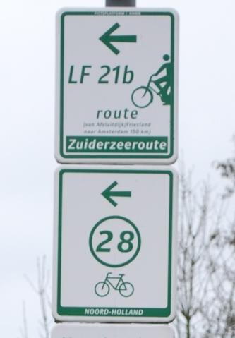 2. Op alle dragers in de LF-route waarop een route- of knooppuntbord is aangebracht dient ook een LF-routebord te worden aangebracht.