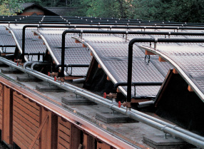 Het antwoord op de energienoden bestaat uit een systeem van thermische zonnecollectoren uit roestvast staal, dat bovenop het gebouw met de kleedkamers en technische uitrustingen werd geplaatst.