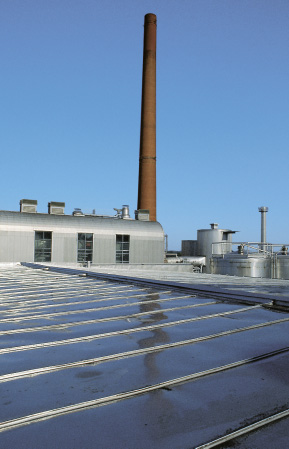 Industriegebouwen Een dakbedekking uit roestvast staal met gelaste naden is een kostenbewuste, hygiënische oplossing voor voedselverwerkende industrieën.