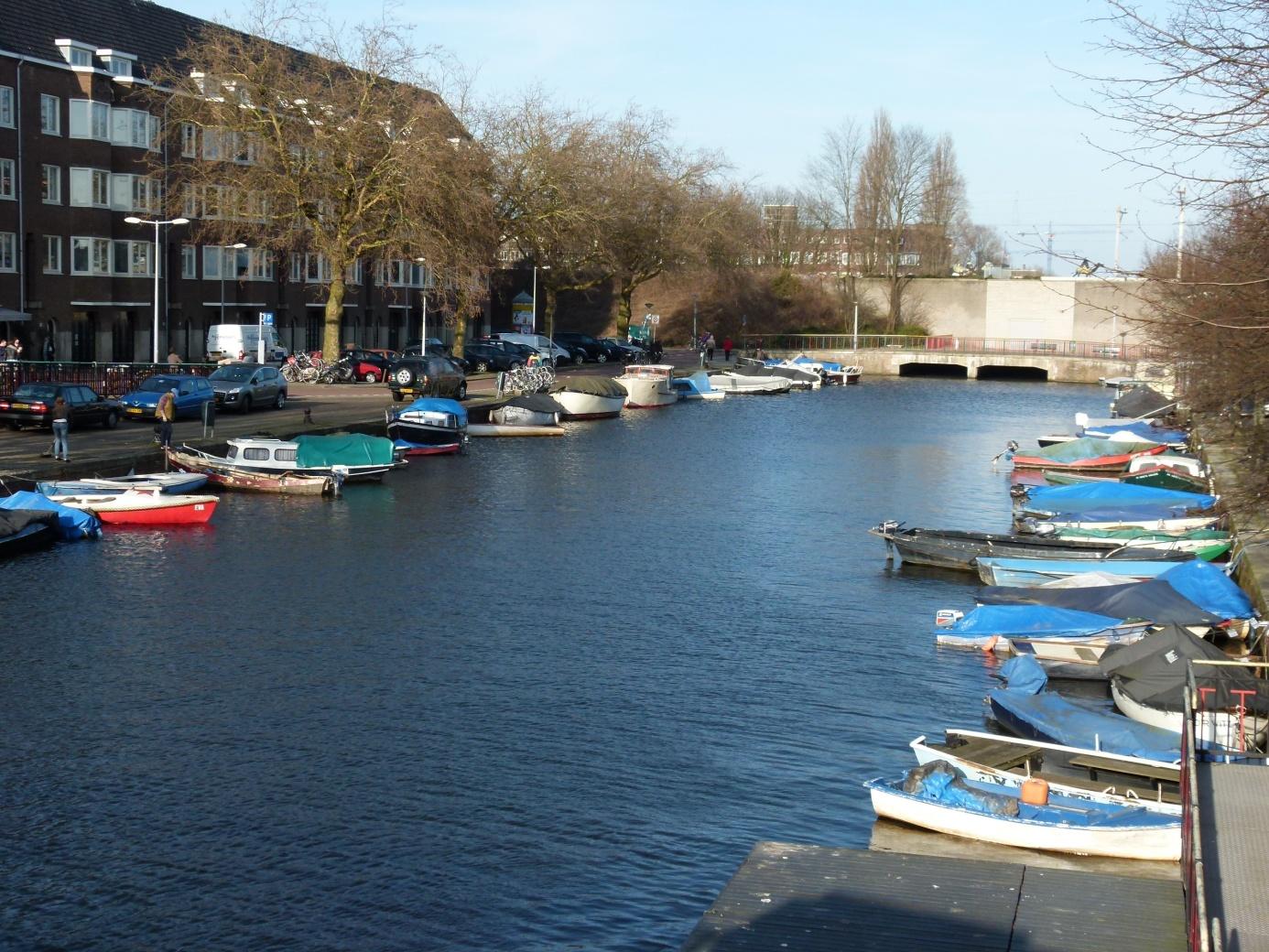 Boten met een vaste ligplaats in een jachthaven (in of buiten de stad) die in Amsterdam aan willen leggen om iets te eten, ergens wat te drinken en/of te overnachten moeten ook een vignet kopen, een