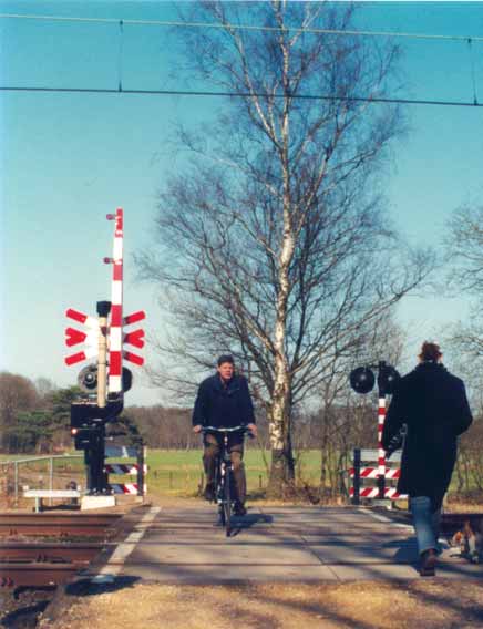 INHOUD INLEIDING Sinds 1980 zijn 1350 gelijkvloerse spoorwegovergangen verdwenen.