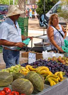 Op de diverse markten worden veel noten, fruit en groenten verkocht die op de vlakte van