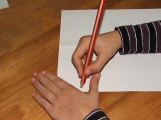 3. Linkshandigheid Vaak zien we dat linkshandigen schrijven met hun hand boven de schrijfregel.
