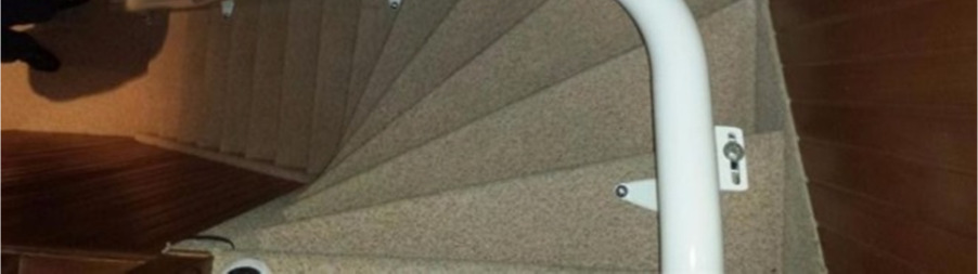 Deze traplift beweegt zich langs rails, die aan de buitenzijde van je trap worden bevestigd.