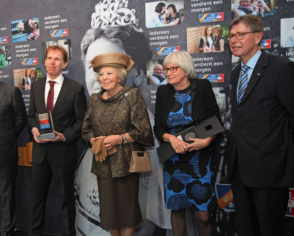Prestigieuze KWO prijs voor Ton Schumacher Uit handen van Prinses Beatrix ontving onderzoeker Ton Schumacher op 1 november 2014 de prestigieuze Koningin Wilhelmina Onderzoeksprijs.