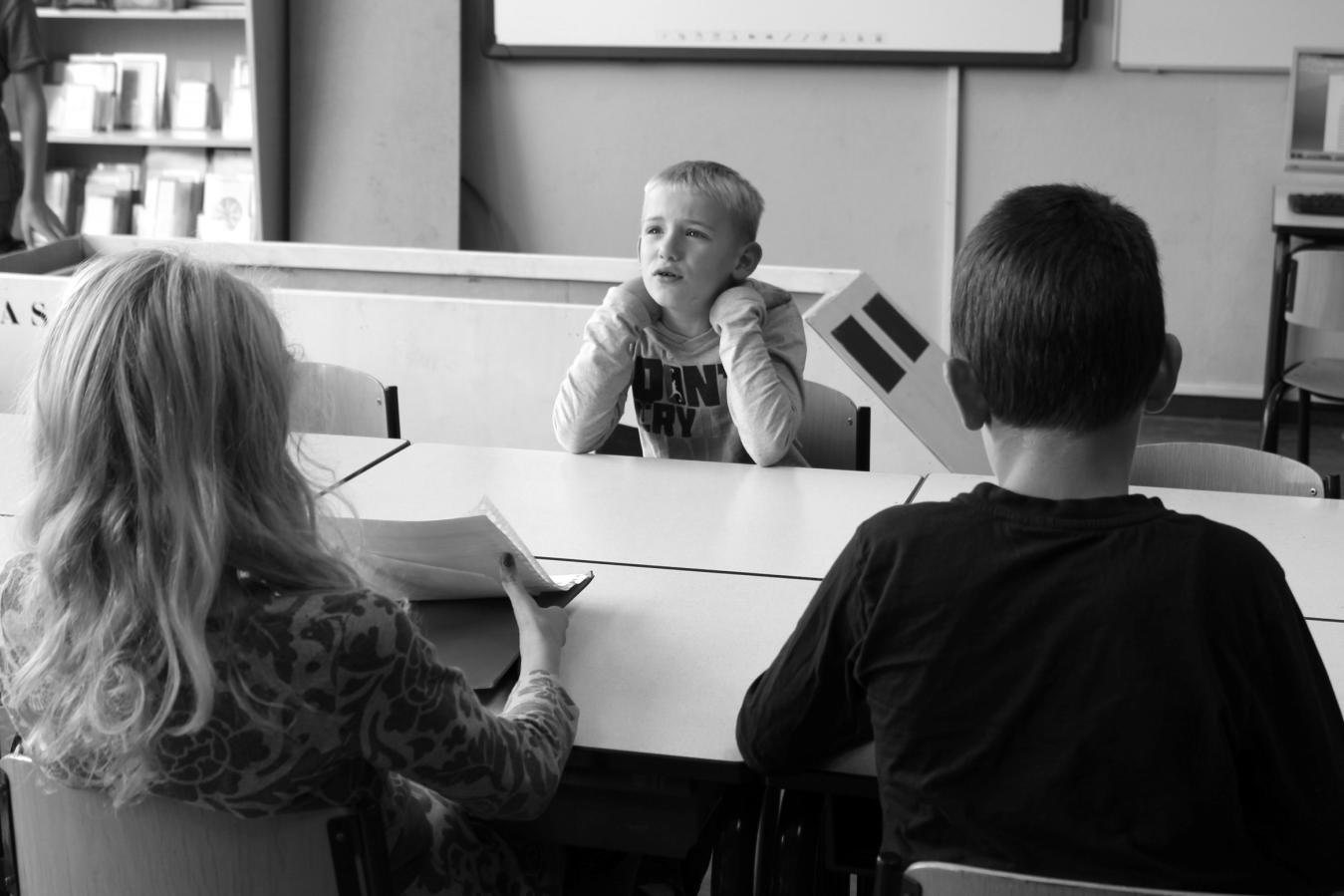 door Dalycha en Geert Wie ben je? Kane Kok. Waar woon je? In Bleskensgraaf. Heb je broertjes of zusjes? Ja een broer, Vincent. Geen zusjes. Hoe vind je het hier op school? Leuk.