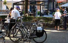 Op dit moment zijn er vier fietsenstallingen waar je je fiets veilig kan stallen: aan het stadhuis, aan het TT-center, aan het station en tijdens de marktdagen ook aan de markt (Kolonel Dusartplein),
