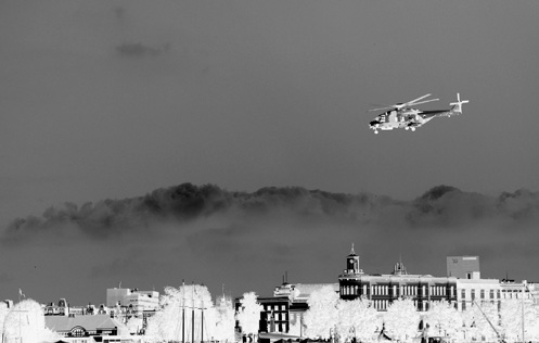 De Nederlandse NH90 boven Rotterdam. De NH90-helikopter is een van de voorbeelden van onze kwalitatief sterke defensiecapaciteit. Foto Flickr. com - Plannedcity alleen.