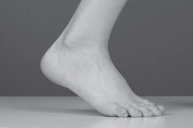 Als je loopt moet de schoen aan de voorkant van je voet (een stukje achter je tenen) meebuigen