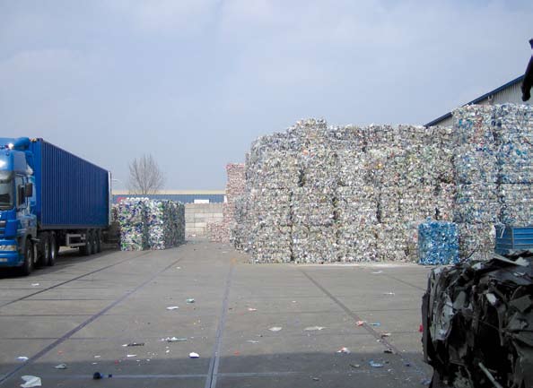 26 Afval heeft toekomst Rechts en volgende pagina: balen petflessen bij De Pauw Plastic Recycling B.V.