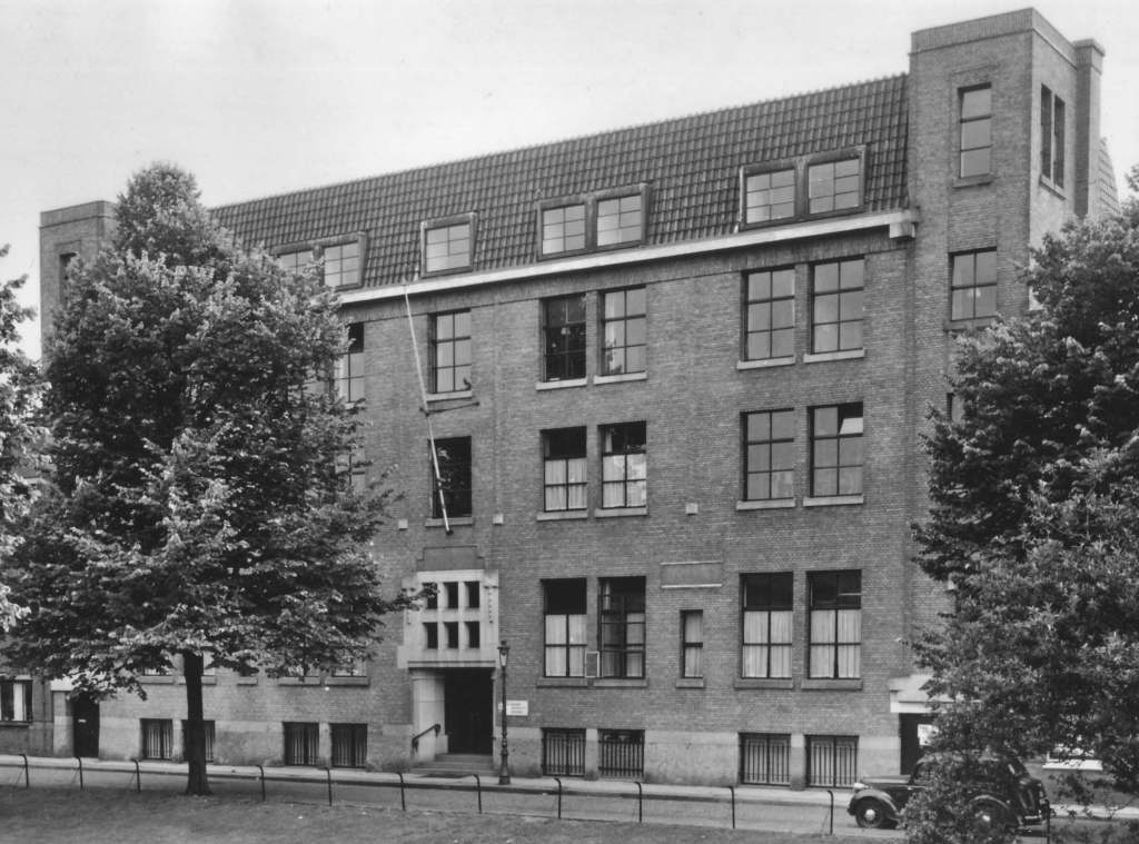 (foto: gemeentearchief Den Haag) Het Beheersinstituut (Afdeling Beheer van de Raad voor het Rechtsherstel) was gevestigd aan de Neuhuyskade 94 te Den