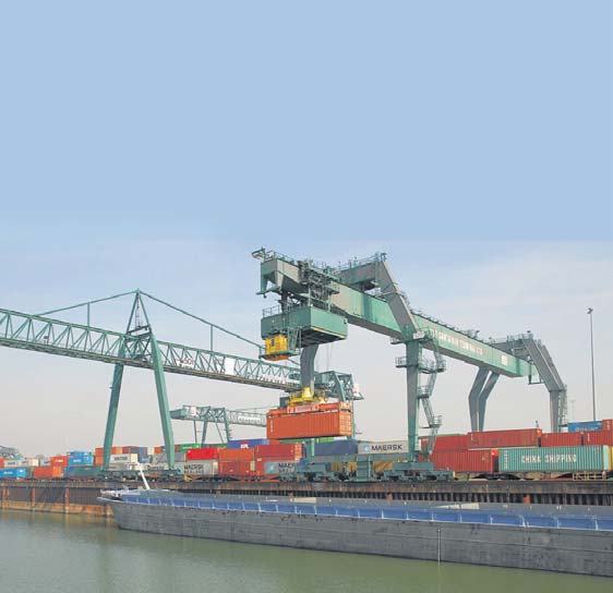 De Binnenvaartkrant 19 Hamburger Hafen will Binnenschifffahrt stärken Die Rolle der Binnenschifffahrt in Hamburg soll gestärkt werden. Beim Binnenschifffahrtstag am 21.