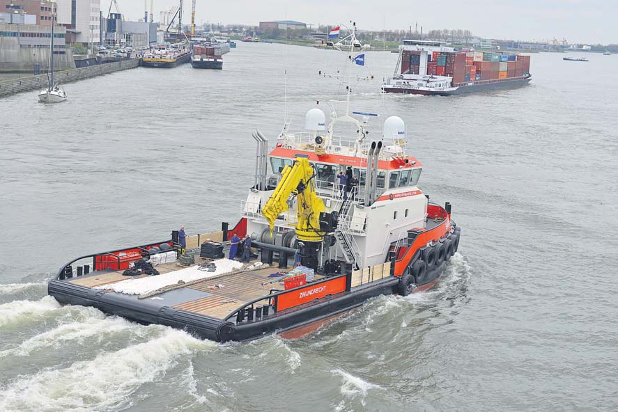 De Binnenvaartkrant 21 Damen Shipyards Hardinxveld BV Barney is uit de kluiten gewassen DOOR JOHAN DE WITTE Doopvrouw Zsuzsanna Kóbor en partner van Jerry van Dodewaard vindt een schip dopen een