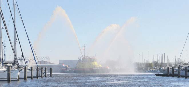 Tilburgs burgemeester Peter Noordanus en Regionaal Commandant Brandweer Midden- en West-Brabant Diemer Kransen nemen de brandweerboot Furie 4 van de firma BST met ballonnen en toeters, symbolisch in