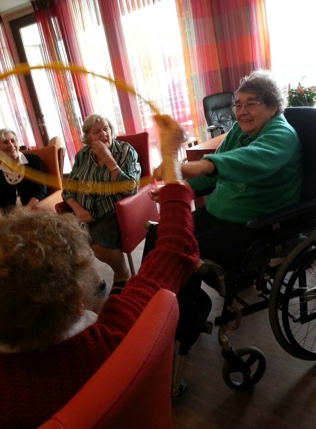 10 Mensen met (gevorderde) dementie wonen bij Zorgspectrum kleinschalig. Zes tot acht personen leven samen in een woning en voeren een gezamenlijke huishouding.