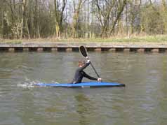 (holle kant peddelblad naar de boot toe gericht.