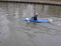 3 De bal veert op uit het water en rolt op het