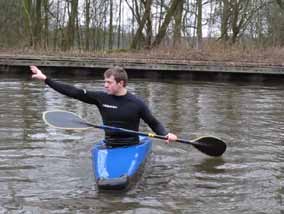 4 De arm wordt gestrekt waardoor de bal weggestoten wordt.