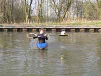 4 De bal springt uit het water en rolt op de holle kant van het peddelblad.