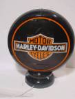 4392: Een benzinepomplicht Harley-Davidson op voet met