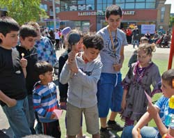 Hoogtepunt Het hoogtepunt van ons project was op maandag 18 april jl. De djembé-groep zorgt voor een goede sfeer.