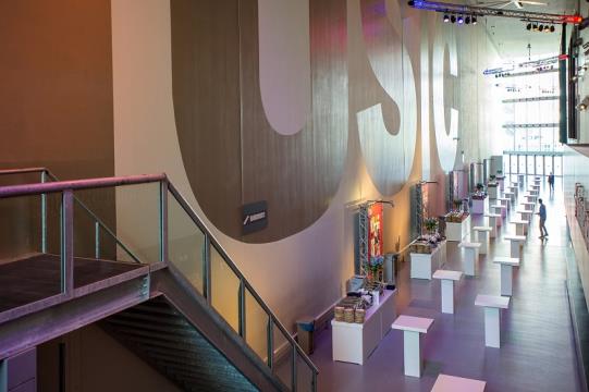 Op de begane grond van de Heineken Music Hall, aangrenzend aan de Entree, bevindt zich de Foyer: een grote, hoge rechthoekige ruimte met een transparante voorgevel.
