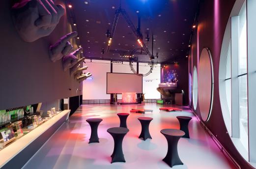 3. BEAT BOX Algemeen Op de 1 e verdieping van de Heineken Music Hall bevindt zich de Beat Box: een driehoekige ruimte met uitzicht over de Foyer en 3 drie grote ronde ramen met uitzicht op de ArenA