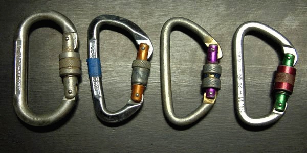 equipement: de spit of de knoop in het touw. Daarenboven zijn die moesketons kleiner en nemen ze minder plaats in de kit in.