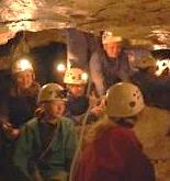 Nadat iedereen afgedaald is, geeft een gids nog een volledige rondleiding door de grot. Daarna brengt het treintje de groep terug naar boven.
