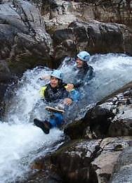 Canyoning Een uitermate avontuurlijke manier om de rotsen en het water van de Causses te leren kennen. Rappel, springen, baden, glijden,.