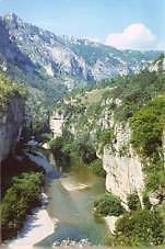 INLEIDING In het zuiden van Frankrijk, aan de rand van het "Parc National des Cévennes" stort de Tarn zich van aan zijn bron op 1575 m hoogte als een bergrivier van de hellingen.