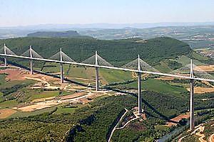 Millau Millau is een drukke stad met ca. 23 000 inwoners aan de samenvloeiing van de Tarn en de Dourbie, bekend om haar lederverwerkende nijverheid en handschoenindustrie.