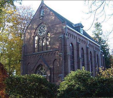 De kapel, 1910. De kapel, heden. de zijvleugels In 1900 worden aan het oorspronkelijke buiten vrijwel identieke vleugels gebouwd. De kap van het buiten wordt aangepast aan de kapvorm van de vleugels.