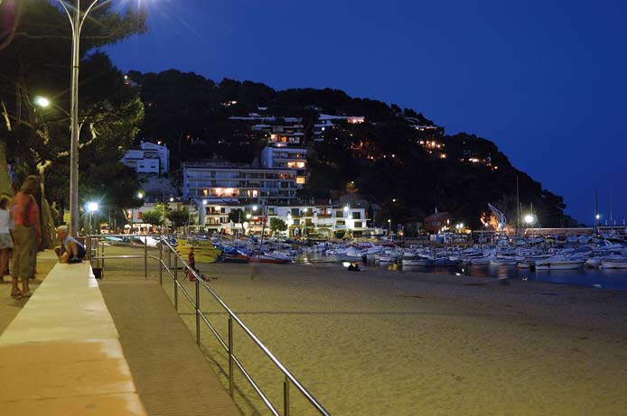 Costa Brava De kust in Spanje van Port Bou bij de Franse grens tot Blanes heet Costa Brava. Vrij vertaald betekent dat ruige kust.