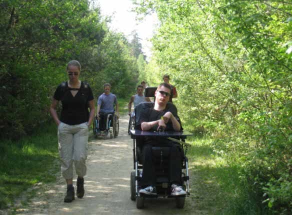 Goed voorbereid op pad De paden van deze wandeling zijn allemaal toegankelijk voor rolstoelen en kinderwagens. De niet verharde paden zijn niet altijd even effen of droog.
