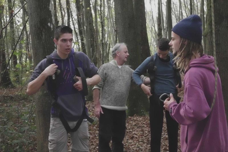 Als je dan boven op de paal staat van 5 meter hoog moet je springen naar een trapeze en wordt je naar beneden gelaten via een veiligheidslijn.