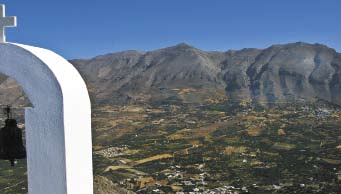 Meer te westen Kouroupa (984 m), Xiro (904 m), Siderotas (1162 m) en Vouvala (947 m), verspreiden zich kloven en valleien met natuurlijke wegen die naar de zuidkust leiden.