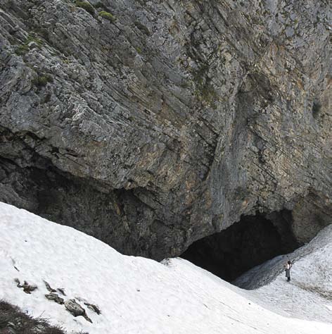 GROTTEN Er zijn rond de 850 grotten geregistreerd in de prefectuur van Rethymno, en dit aantal groeit nog steeds aan als men weer nieuwe ontdekt.