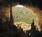 Ondanks het grote aantal grotten, zijn er maar enkele die open zijn voor bezoekers, daar de ander grotten geloten werden voor uitgravingen of om veiligheids redenen.