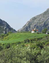 De rivier, gevormd door de wateren van de Kortaliotis en bekend als Megalos Potamos stroomt door een kleine kloof omringd door vele Theophrastus palm bomen, en zijn