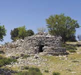 Een route van 11 km begint van ANOYIA en stijgt zuidwaarts naar de archeologische zijde van ZOMINTHOS, waar er speciale rustplaatsen gemaakt werden rond de kleine Kapel van Agia Marina.