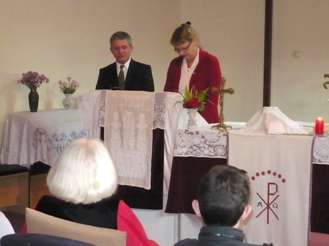 In de kerkzaal in Arad werden wij hartelijk ontvangen door de reeds aanwezige gemeenteleden.