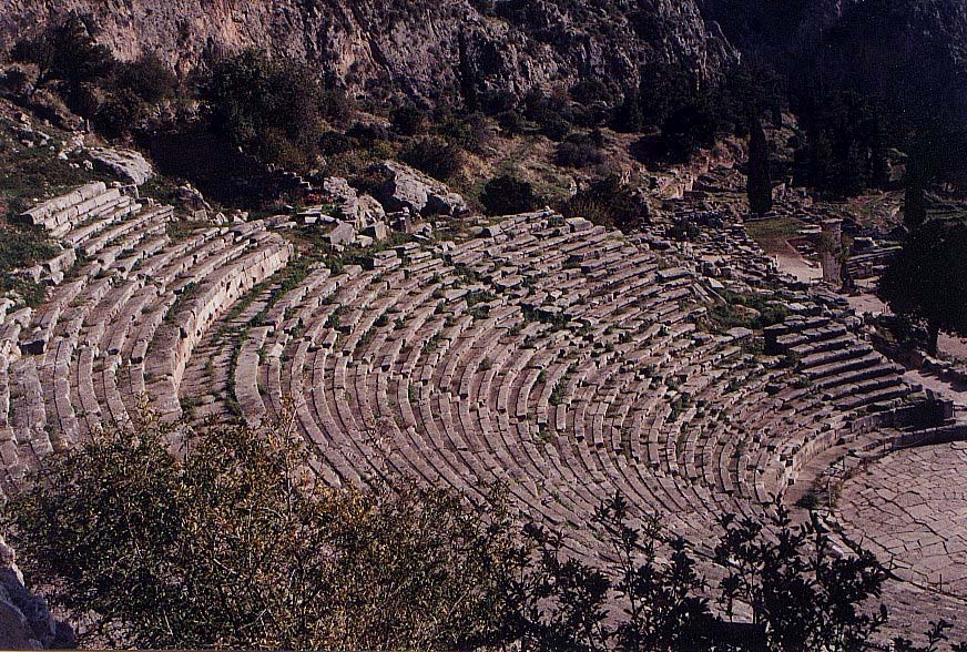 Het theater Het theater is een van de best bewaarde van Griekenland. Het werd gebouwd in de 4 e eeuw v.c. in de witte steen van Parnassus. Het is in twee verdeeld: het koilon (Lat.