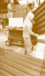 5 InfoMil nieuwsbrief 12/98 Asbestverwijdering (foto: Peter Drent) geschikt om voorafgaand aan sloop of verbouwing te worden toegepast.