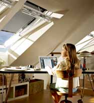 Naast handbediening zijn de meeste raamdecoratieproducten ook verkrijgbaar in elektrische variant met afstandsbediening (op netstroom of zonne-energie).
