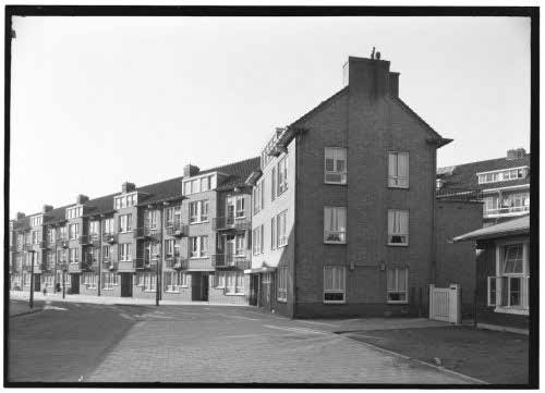 PORTIEKWONING 1930 WALK-UP FLAT 1930-32 - - 33 - Het portiek als woningtoegang ontstond in Den Haag en werd al snel overgenomen in andere steden.